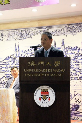 O Sr. Presidente do Conselho de Administração da FM, Dr. Wu Zhiliang, partilha com os alunos da Universidade de Macau o gosto pela “Vida em Macau”.