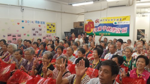 A Fundação Macau e a Associação Geral das Mulheres oferecem os “Sobrescritos Auspiciosos” a 1300 famílias para celebrar Chong Chau.