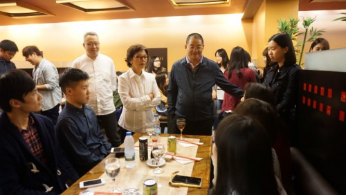 O Dr. Wu Zhiliang, o Dr. Cao Jinfeng e a Dra. Maria Gabriela dos Remédios César quiseram saber como é a vida dos alunos de Macau em Portugal