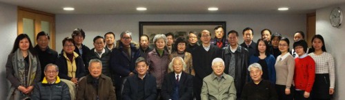 Fotografia dos especialistas e membros do Grupo de Trabalho do Projecto da “Colectânea das Crónicas das 10 Artes e Cultura Chinesa – Tomos de Macau” que estiveram presentes na reunião de trabalho.