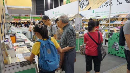 A “Galeria de Macau” atraiu muitos leitores que visitaram a Feira do Livro.