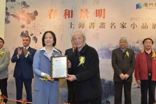 A Vice-presidente do Conselho de Administração da FM, Dra. Zhong Yi Seabra de Mascarenhas entregou a carta de colecção à Sra. Fang Youmin