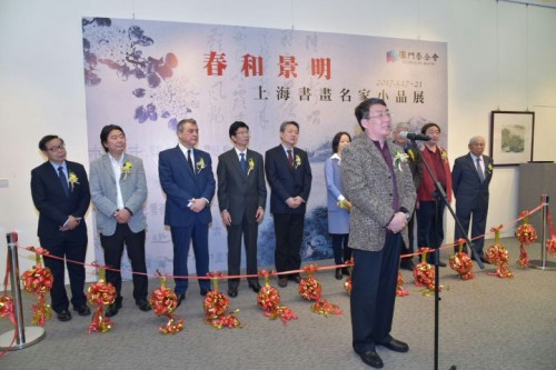 O Sr. Che Pengfei fez uso de palavras, em representação de outros pintores