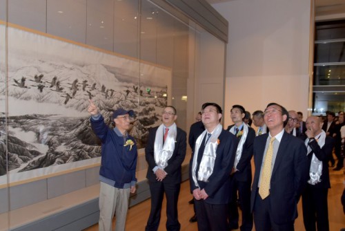 O Sr. Han Shuli apresentou as suas obras aos convidados de honra.