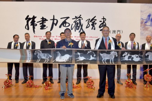 O Sr. Han Shuli ofereceu uma obra à Fundação Macau.