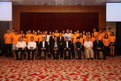 Fotografia dos convidados de honra com os estudantes participantes