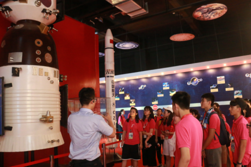 Um engenheiro explica a estrutura de um foguete