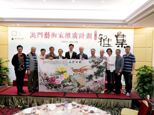 Foi oferecida uma obra ao Comissariado do Ministério dos Negócios Estrangeiros da RPC na RAEM