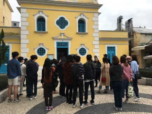 Os formandos da turma das associações aprendem o contexto histórico da Capela de São Francisco Xavier