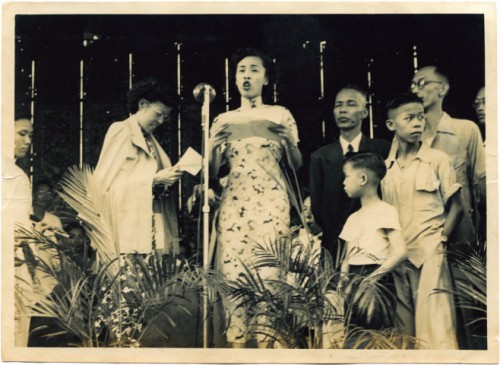 A Artista popular da Ópera Cantonesa, Yam Kim Fai, menina de Xangai (Fig. 3, ao meio 2º a contar da esquerda) e Ma Si Tsang