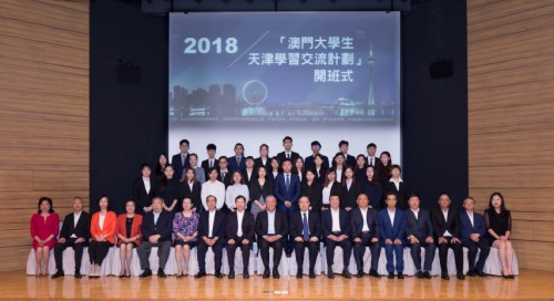 Alegre convívio entre convidados e alunos