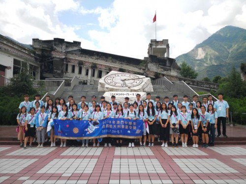 Imagem 6: visita às ruínas do sismo.