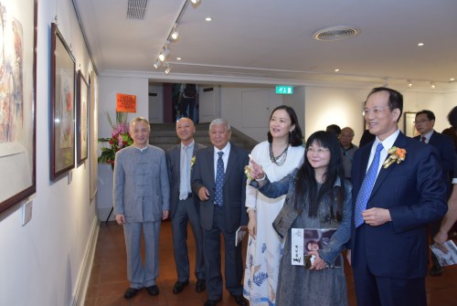 A Artista apresenta as suas pinturas aos convidados