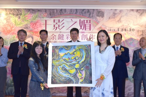 A Artista oferece uma pintura à FM