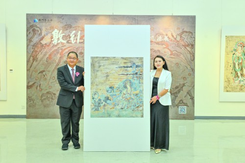 劉璟向澳門基金會致送作品