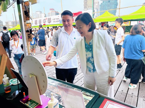 澳門基金會行政委員會鍾怡副主席體驗攤位遊戲