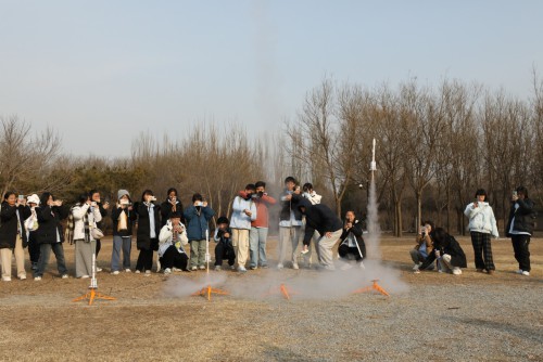 營員們發射親手製作的火箭模型