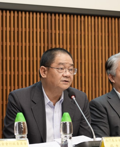 O Presidente do CA da FM, Wu Zhiliang, proferiu um discurso na sessão de esclarecimento