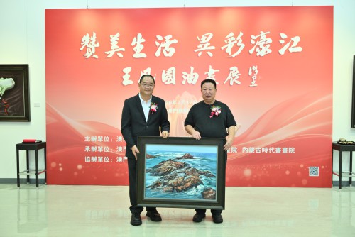王鳳國向澳門基金會致送作品